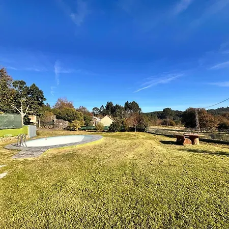 Con Piscina En 度假居